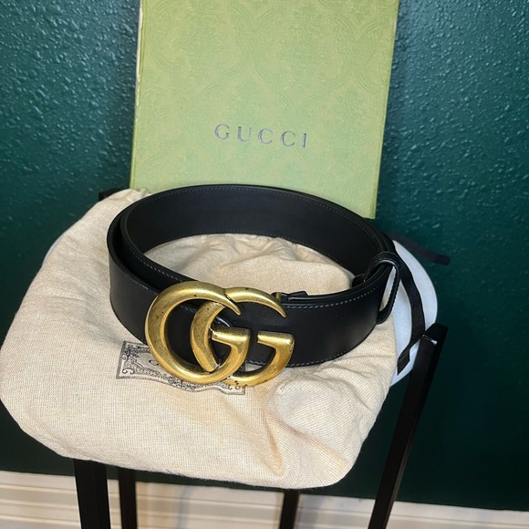 Gucci Black Leather Belt with Gold GG Buckle - Picture 2 of 3